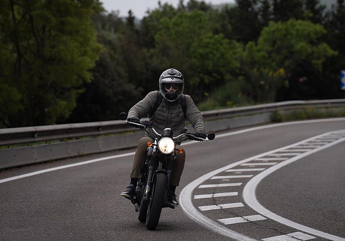 Imagen de un motorista por la carretera