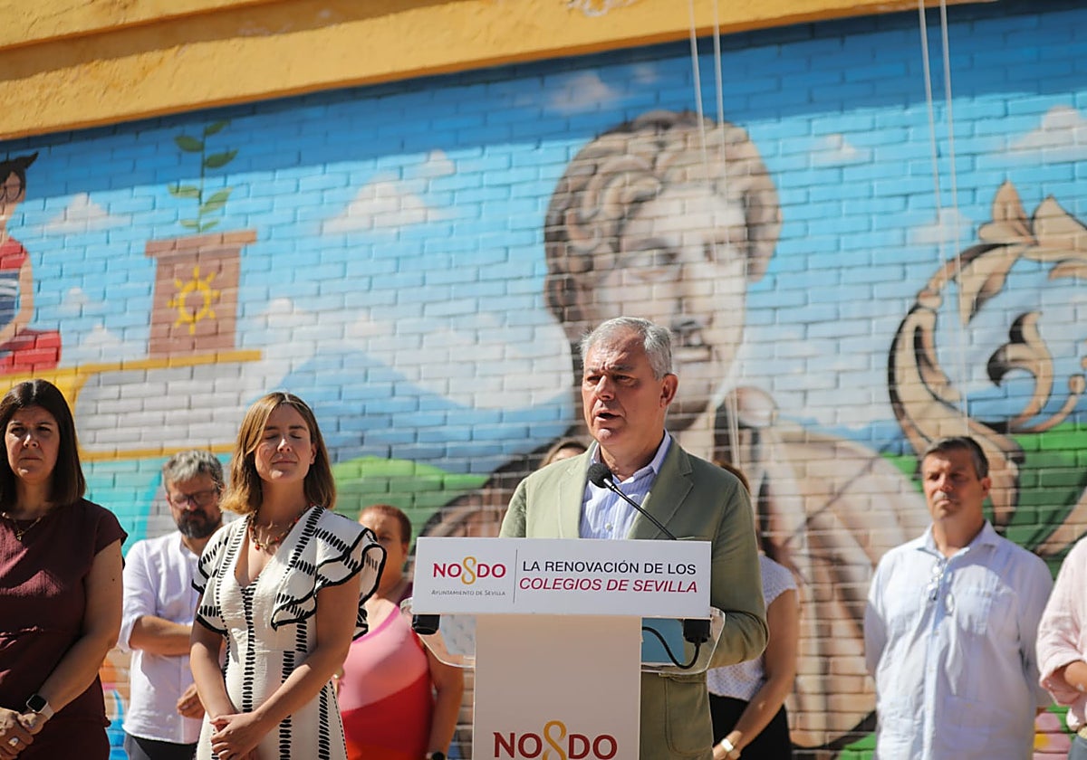 El alcalde de Sevilla, José Luis Sanz, en su visita al CEIP Adriano