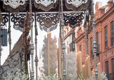 Una procesión, funciones solemnes y besamanos marcan la festividad de la Virgen del Carmen en Sevilla