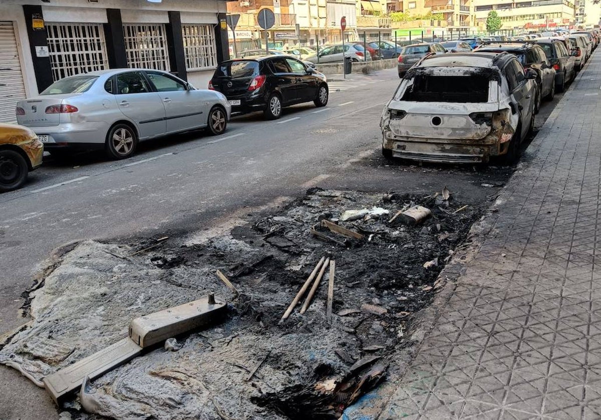 Restos del fuego a la mañana siguiente en la calle Virgen de Aguas Santas