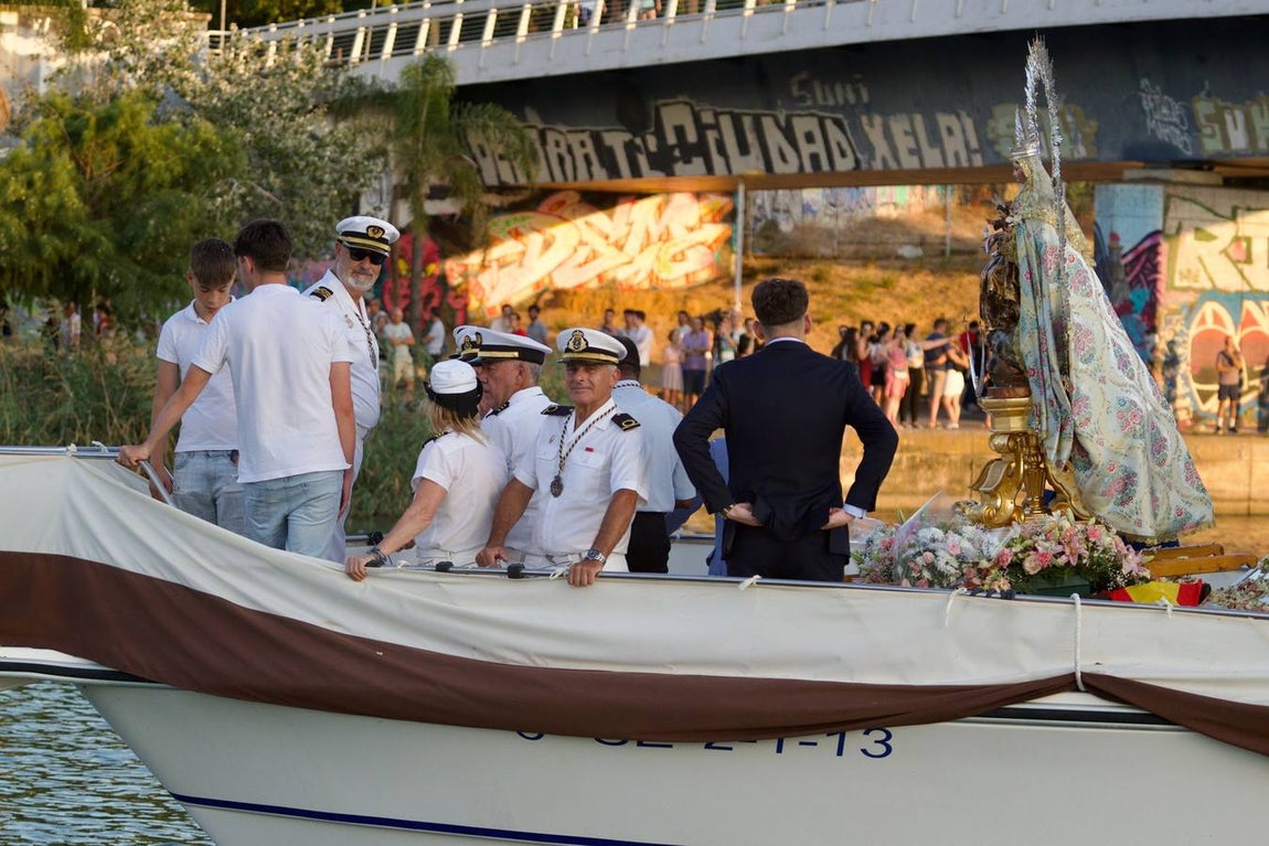 La Virgen del Carmen de Calatrava fue llevada hasta un barco para hacer su recorrido fluvial por el Guadalquivir