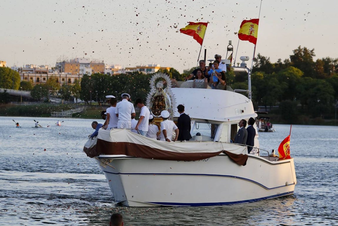 La Virgen del Carmen de Calatrava fue llevada hasta un barco para hacer su recorrido fluvial por el Guadalquivir