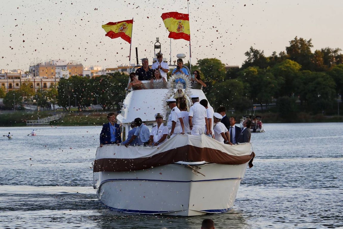 La Virgen del Carmen de Calatrava fue llevada hasta un barco para hacer su recorrido fluvial por el Guadalquivir