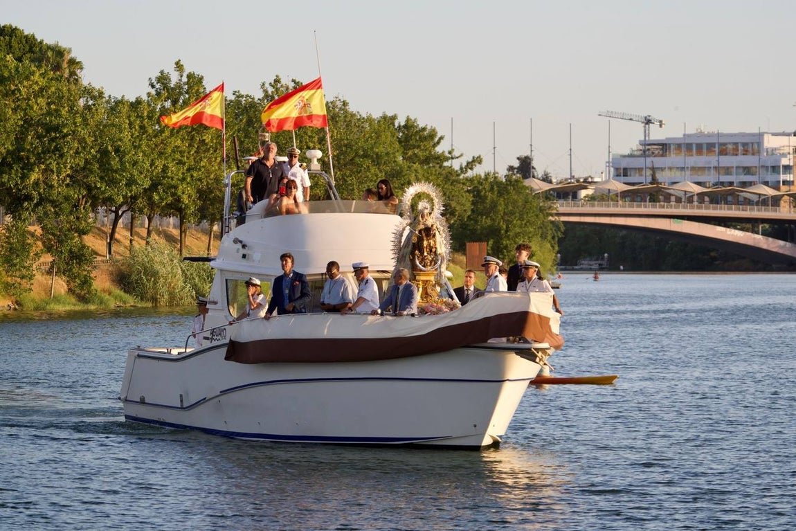 La Virgen del Carmen de Calatrava fue llevada hasta un barco para hacer su recorrido fluvial por el Guadalquivir