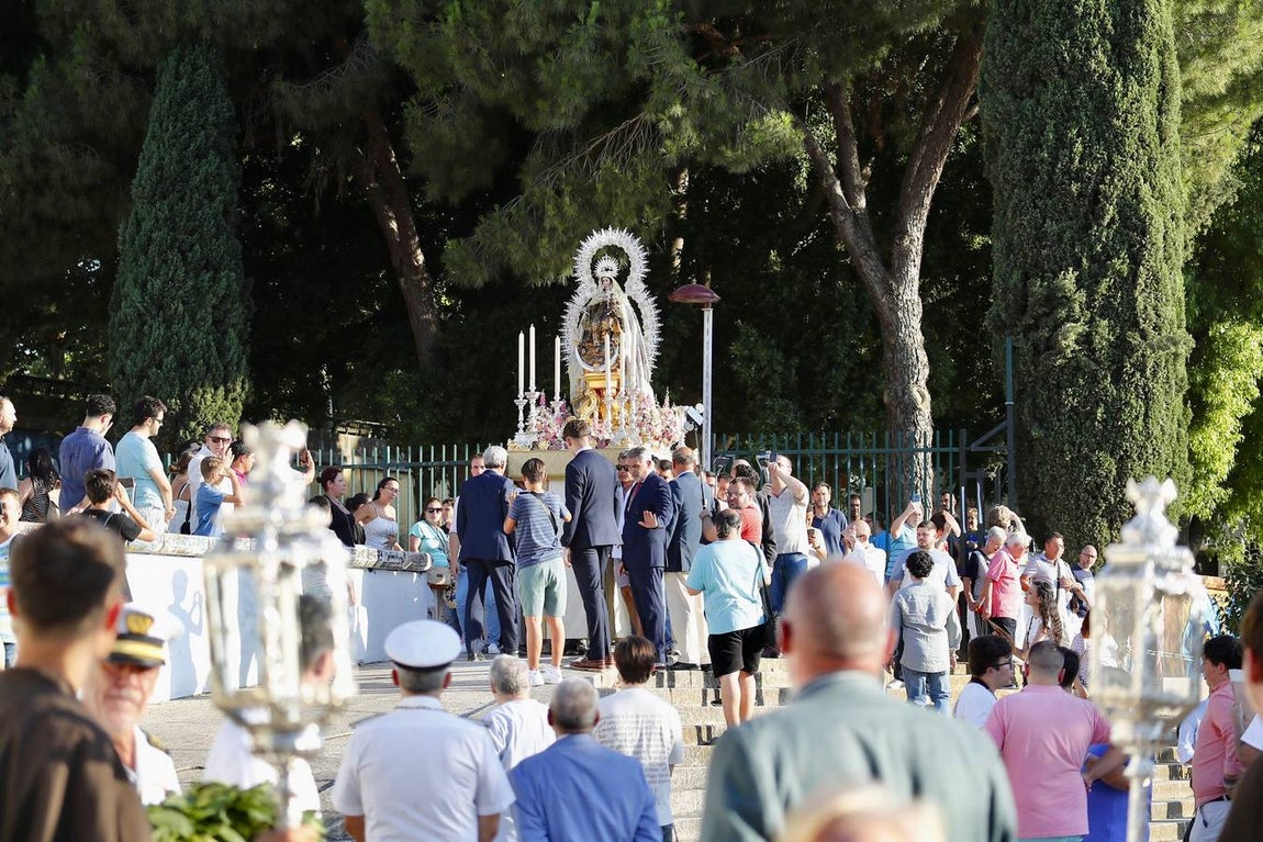 La Virgen del Carmen de Calatrava fue llevada hasta un barco para hacer su recorrido fluvial por el Guadalquivir