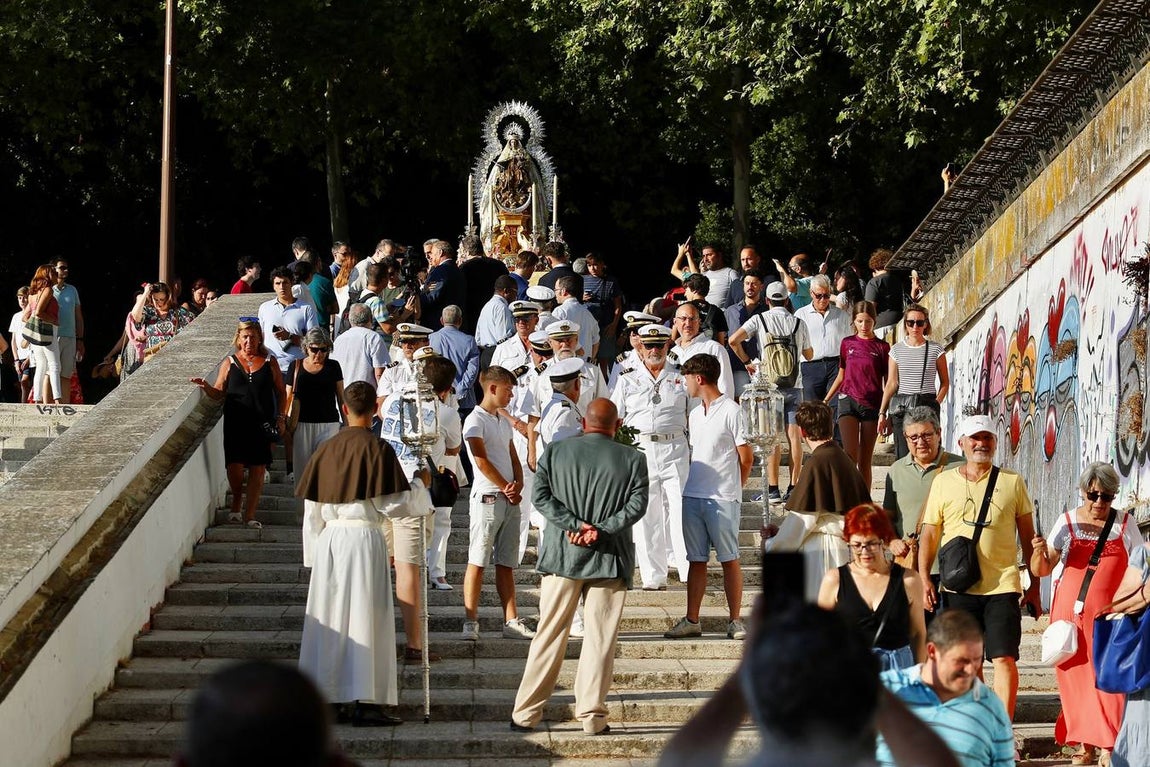 La Virgen del Carmen de Calatrava fue llevada hasta un barco para hacer su recorrido fluvial por el Guadalquivir