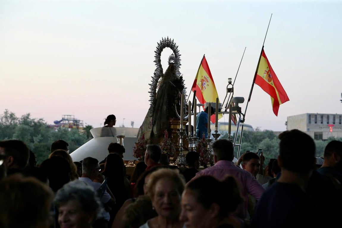 La Virgen del Carmen de Calatrava fue llevada hasta un barco para hacer su recorrido fluvial por el Guadalquivir