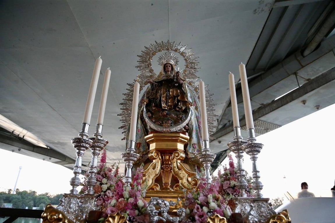 La Virgen del Carmen de Calatrava fue llevada hasta un barco para hacer su recorrido fluvial por el Guadalquivir