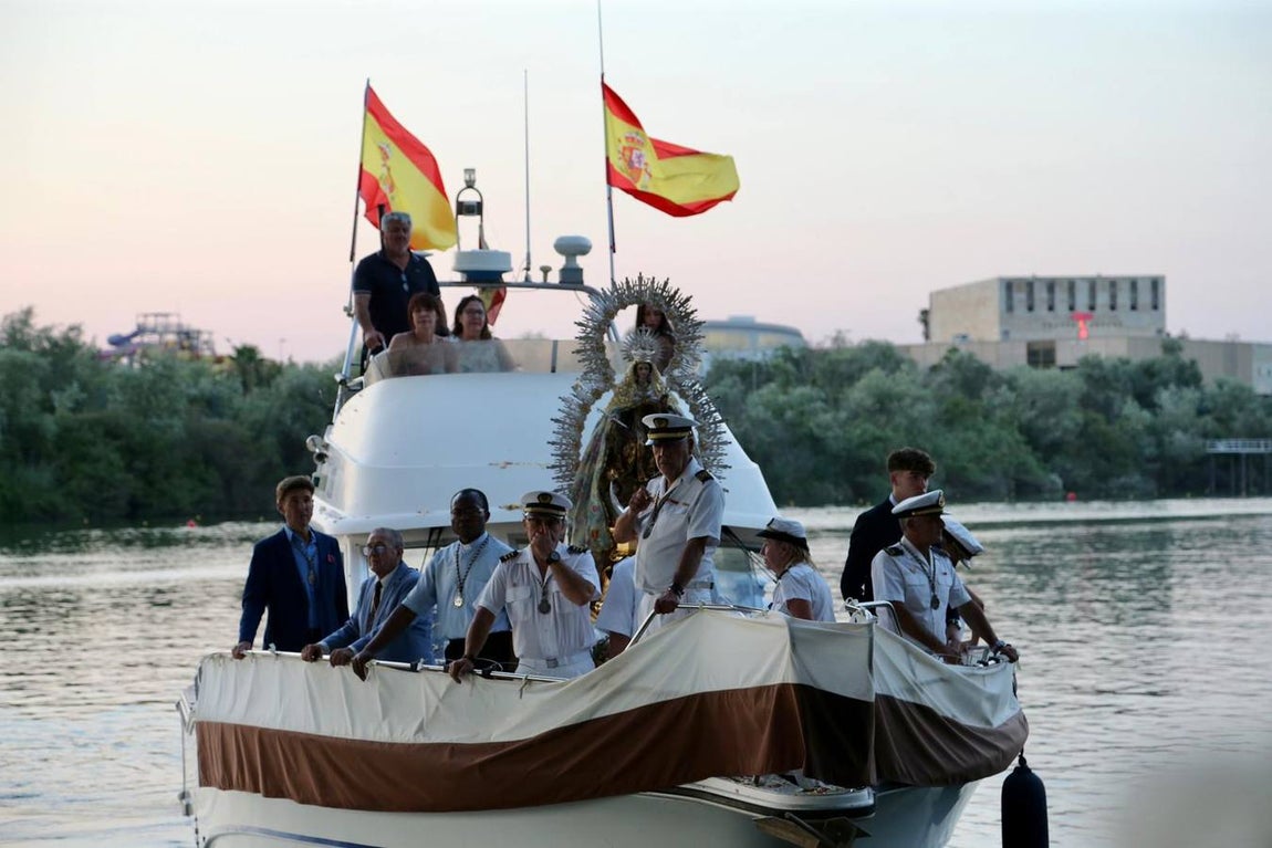 La Virgen del Carmen de Calatrava fue llevada hasta un barco para hacer su recorrido fluvial por el Guadalquivir