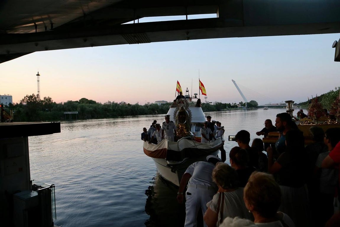 La Virgen del Carmen de Calatrava fue llevada hasta un barco para hacer su recorrido fluvial por el Guadalquivir