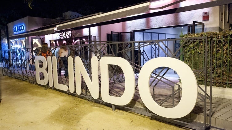 Urbanismo expedienta a las terrazas Bilindo y Alfonso por incumplir la ordenanza de veladores