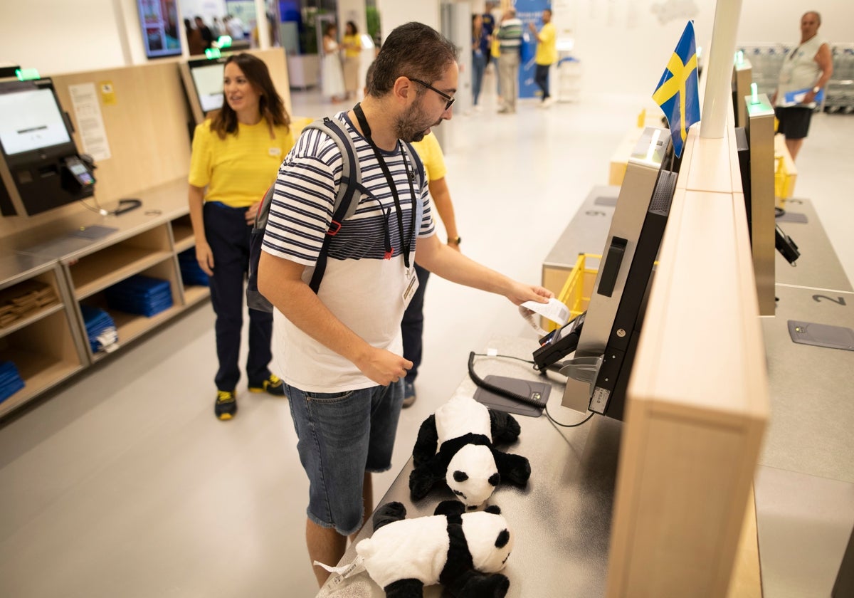 Zona de cajas de autopago de Ikea, el nuevo modelo que se está extendiendo