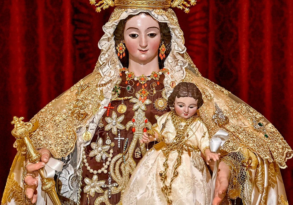 La Virgen del Carmen de Dos Hermanas estrena juego de pendientes y collar y luce el manto de distinta forma