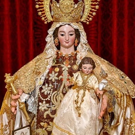 La Virgen del Carmen de Dos Hermanas estrena juego de pendientes y collar y luce el manto de distinta forma
