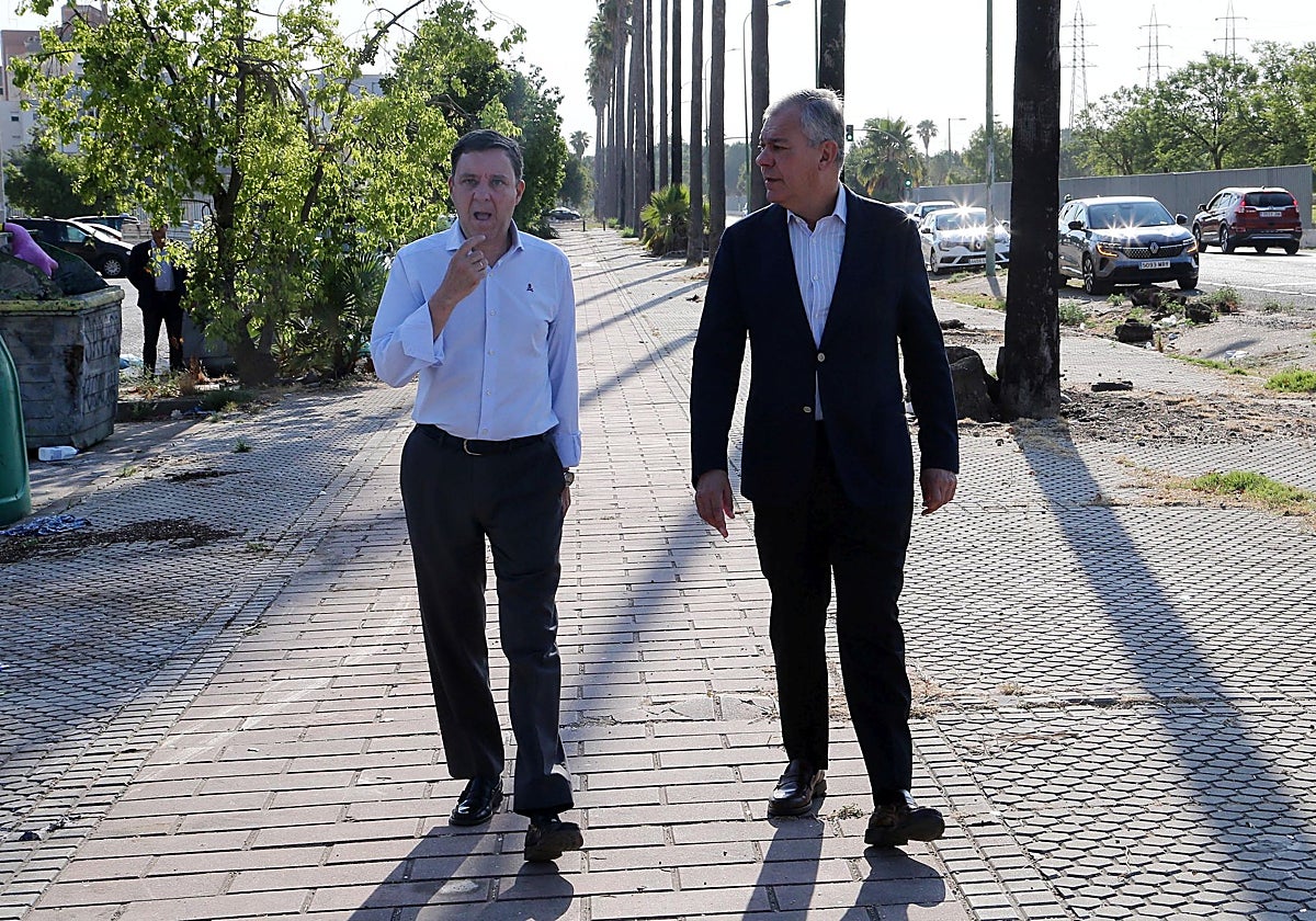 El alcalde José Luis Sanz y el delegado de Urbanismo, Juan de la Rosa, en la Carretera de Su Eminencia