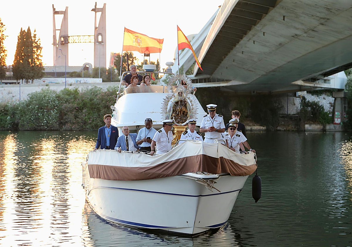 La Virgen del Carmen de Calatrava en el puente de la Barqueta
