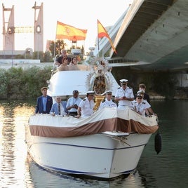 La Virgen del Carmen de Calatrava en el puente de la Barqueta