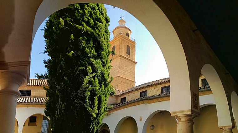 Patio interior de la Casa de la Cultura de Osuna, una de las ubicaciones donde ha estado grabando Bayona esta semana