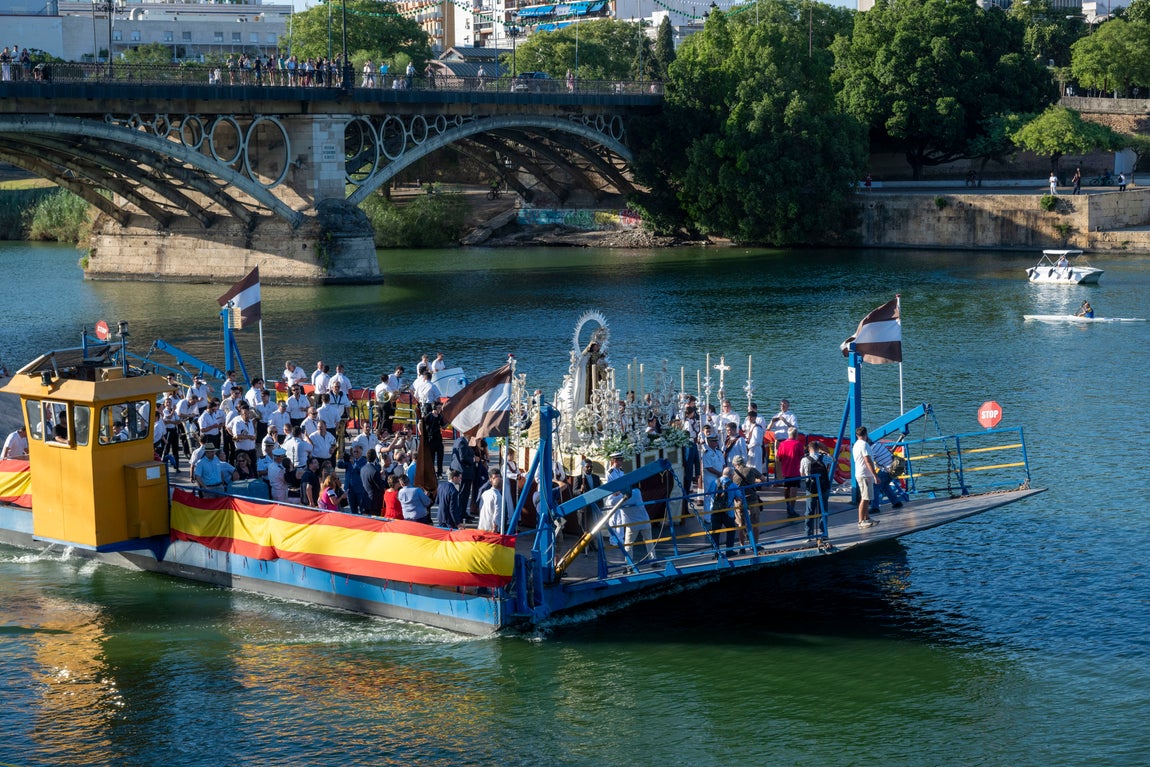 La procesión de la Virgen del Carmen del Puente de Triana, en imágenes