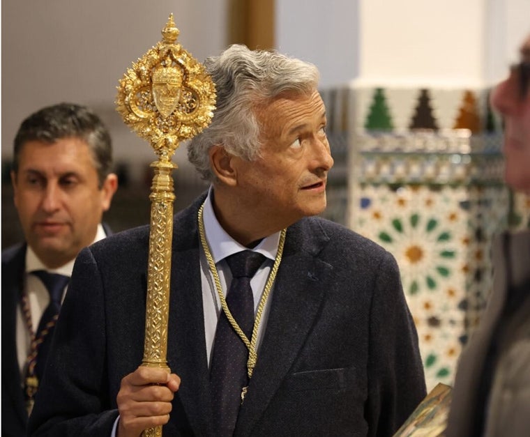 Manuel Recio con la vara de hermano mayor de La Paz