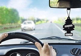 La DGT multará este verano a quienes tengan esto en el retrovisor de su coche