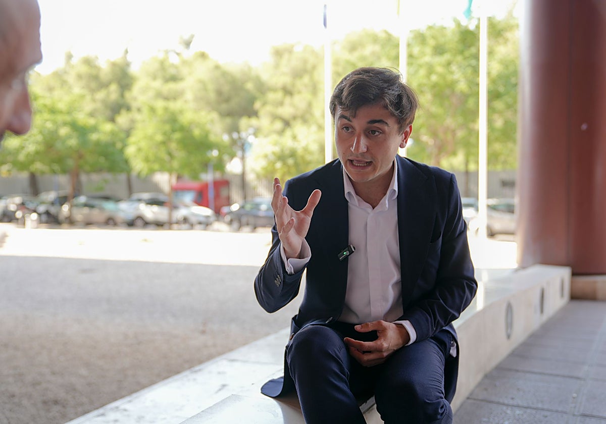Jacob González Isa antes de la entrevista en la Escuela de Ingenieros de Sevilla