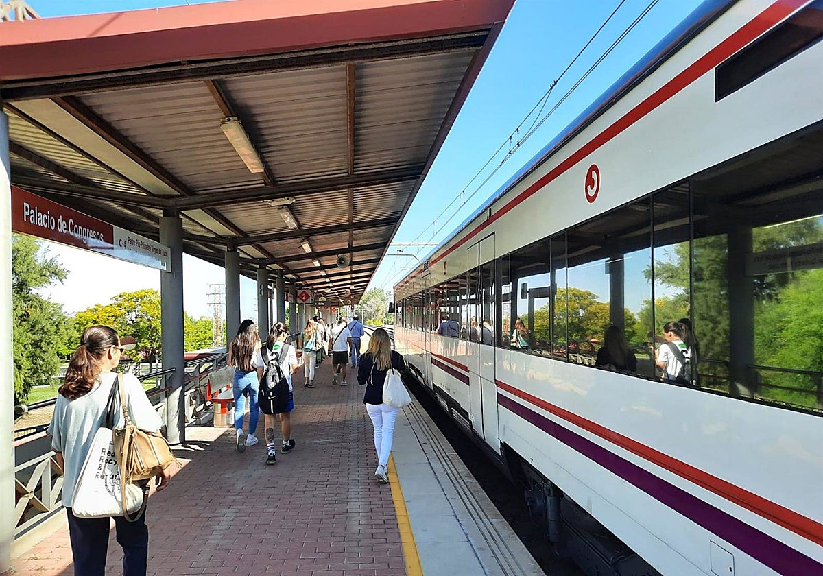 Usuarios de la línea C4 de Cercanías Renfe en la parada del Palacio de Congresos de Sevilla