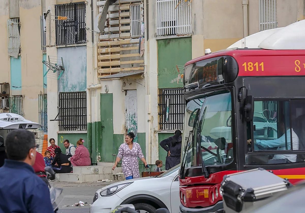 Un autobús de Tussam a su paso por las Tres Mil Viviendas