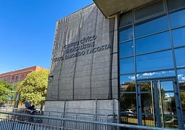 El Ayuntamiento de Sevilla sustituirá toda la fachada del centro cívico de la Ranilla ante la caída de las piezas