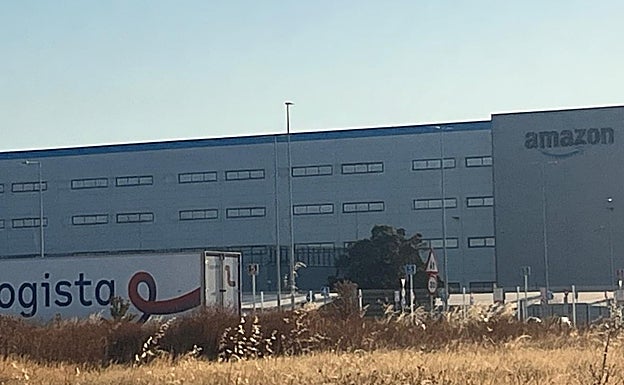 Nave de la empresa Amazon en Megapark, frente a La Isla