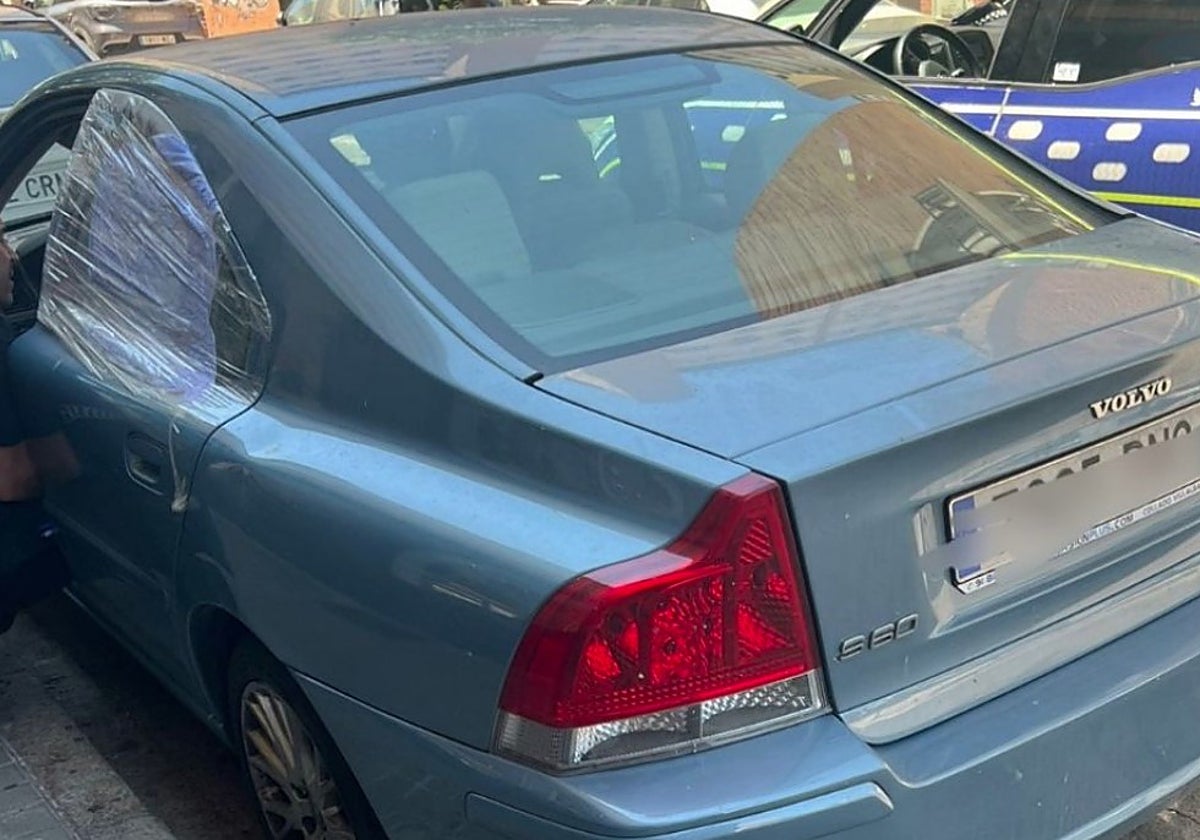 Coche en el que encontraron a la niña sin atención de un adulto