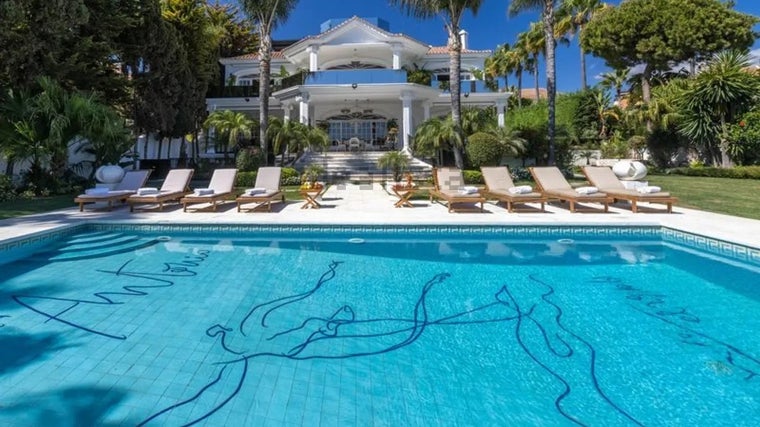 Firma de Picasso en la piscina