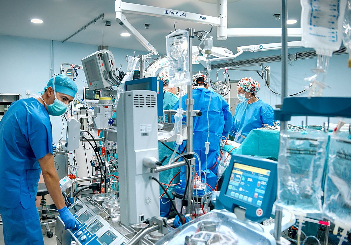 Profesionales del Virgen del Rocío durante una intervención quirúrgica