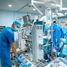 Profesionales del Virgen del Rocío durante una intervención quirúrgica