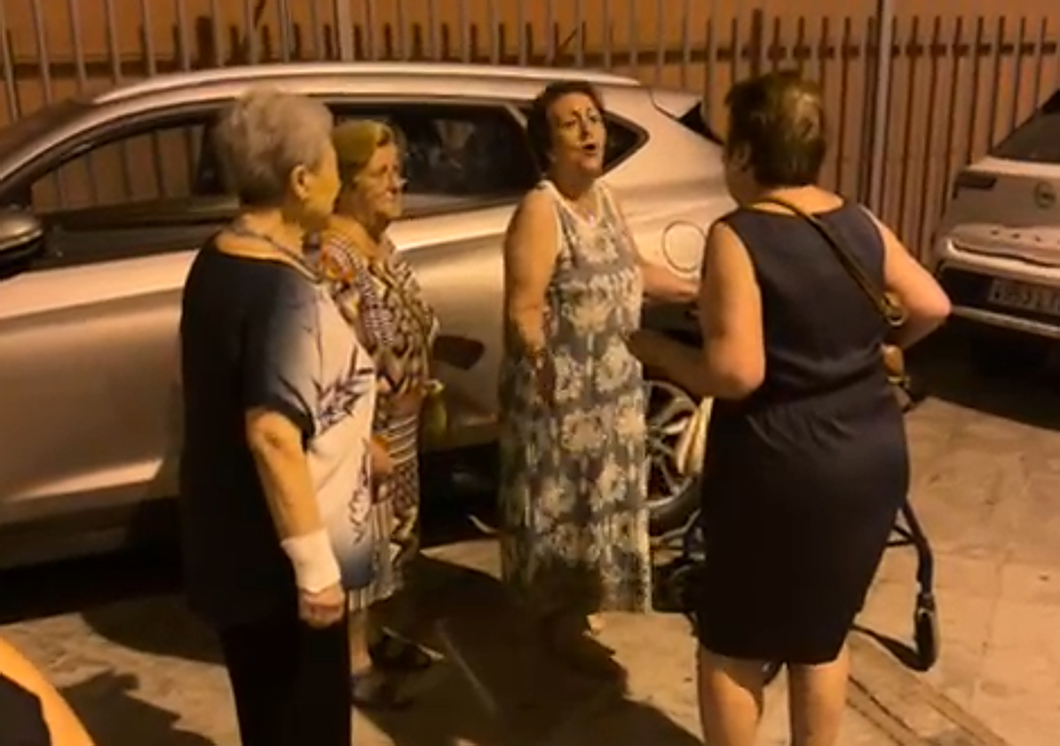 El grupo de señoras cantando en mitad de la calle en Triana