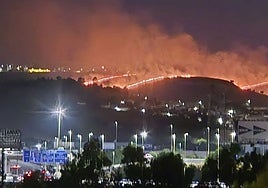 El incendio en Castilleja de Guzmán deja un bombero herido y conductores atrapados