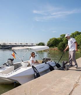 Imagen secundaria 2 - La nueva forma de moverse en taxi por Sevilla: 15 minutos de La Cartuja al Parque de María Luisa cruzando el Guadalquivir