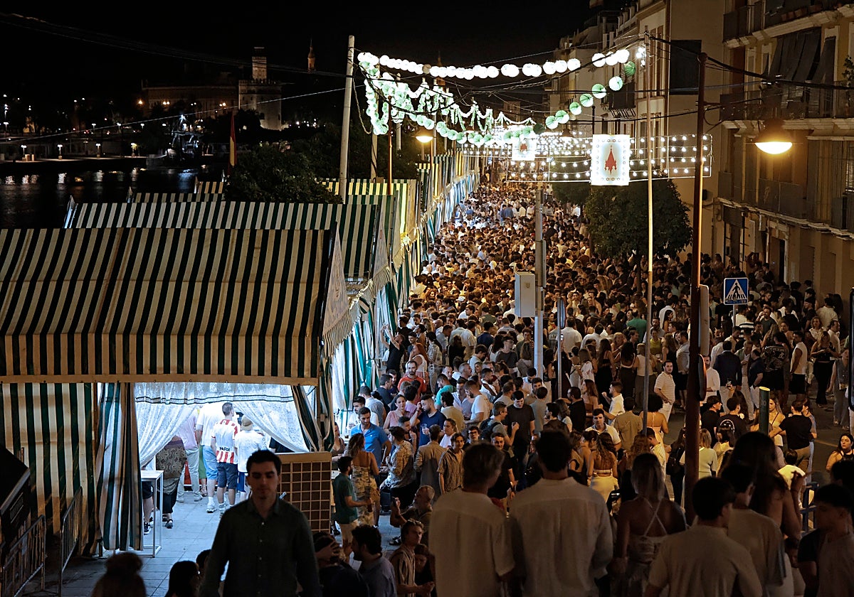Ambiente en las casetas de la calle Betis de la Velá de Santa Ana
