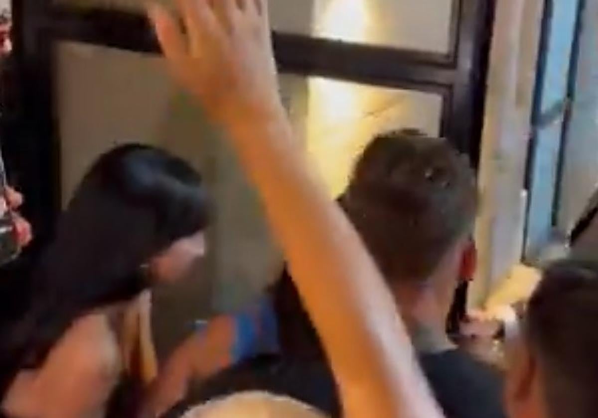 Aitana y Plex salieron con una sonrisa en la cara, pero apenas pudieron pararse