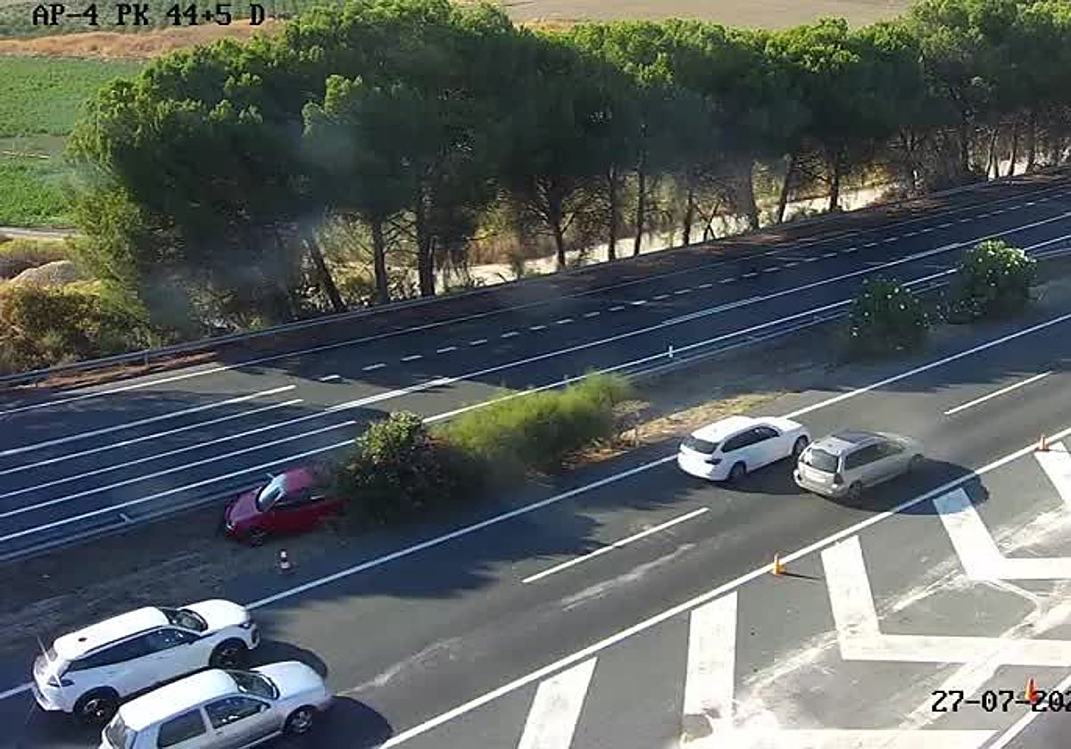 Imagen captada por las cámaras de la Dirección General de Tráfico en Las Cabezas de San Juan, donde un coche se ha salido de la vía