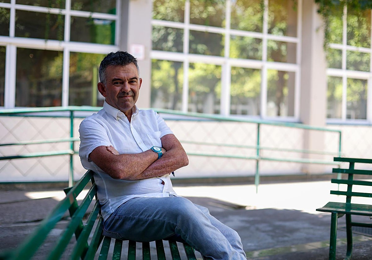 Francisco J. Medina en el patio de la Facultad de Psicología de la Universidad de Sevilla