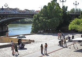 El puente de Triana tendrá cortes de tráfico desde este lunes hasta el jueves por el rodaje de la serie 'Berlín'