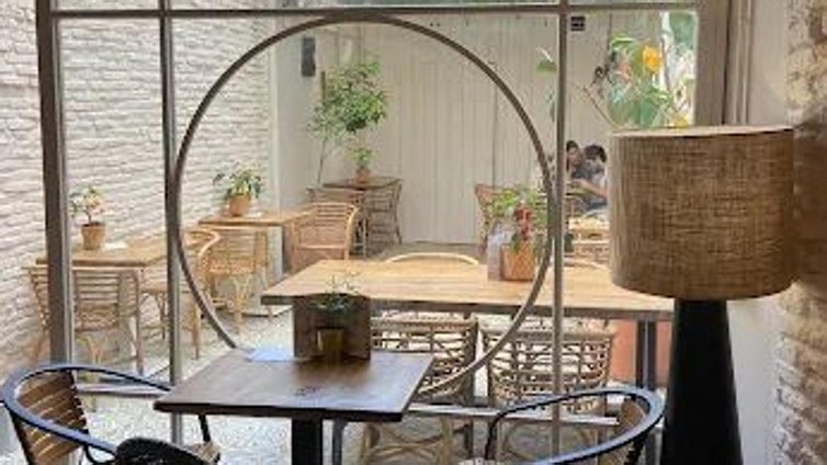 Transforman una cafetería de Sevilla en un apartamento: «El baño de las muchachas es la ducha»