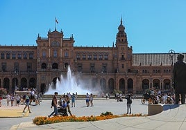 El alcalde de Sevilla exige al Gobierno quitar elementos que afean la Plaza de España