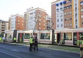 Una vecina testigo del accidente del tranvía en Sevilla: «Fue un ruido enorme y un fogonazo; pensé que era una bomba»