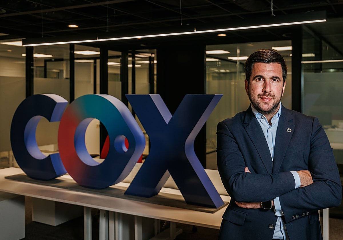 El presidente ejecutivo de Cox, Enrique Riquelme, posa en las instalaciones de la firma