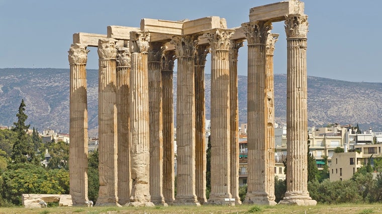 Templo de Zeus Olímpico en Atenas, el mayor de toda Grecia, culminado por el emperador Adriano en el año 131 d.C. En su interior se alzaba una colosal estatua de marfil de Zeus, y los atenienses, en agradecimiento, erigieron tras él una estatua del propio Adriano. Fue su homenaje definitivo al dios supremo y a la ciudad que veneraba