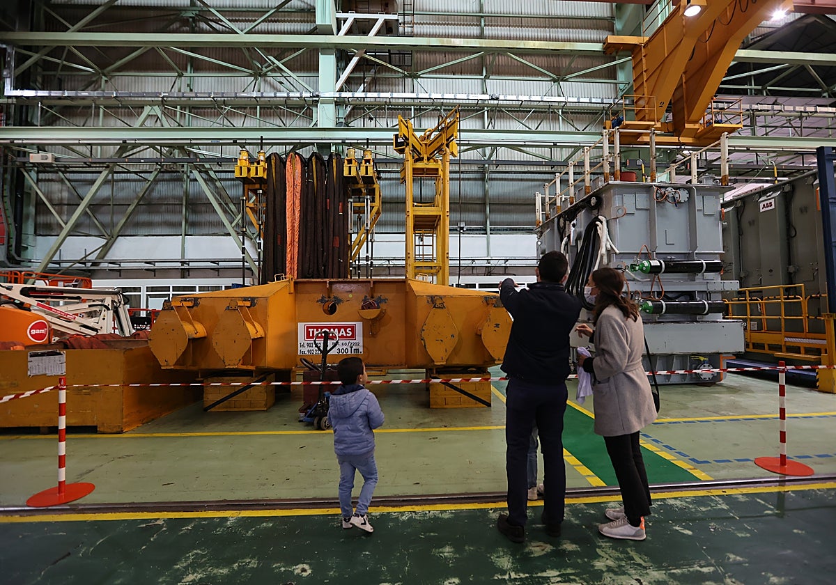 Interior de la fábrica Hitachi de Córdoba durante una jornada de puertas abiertas