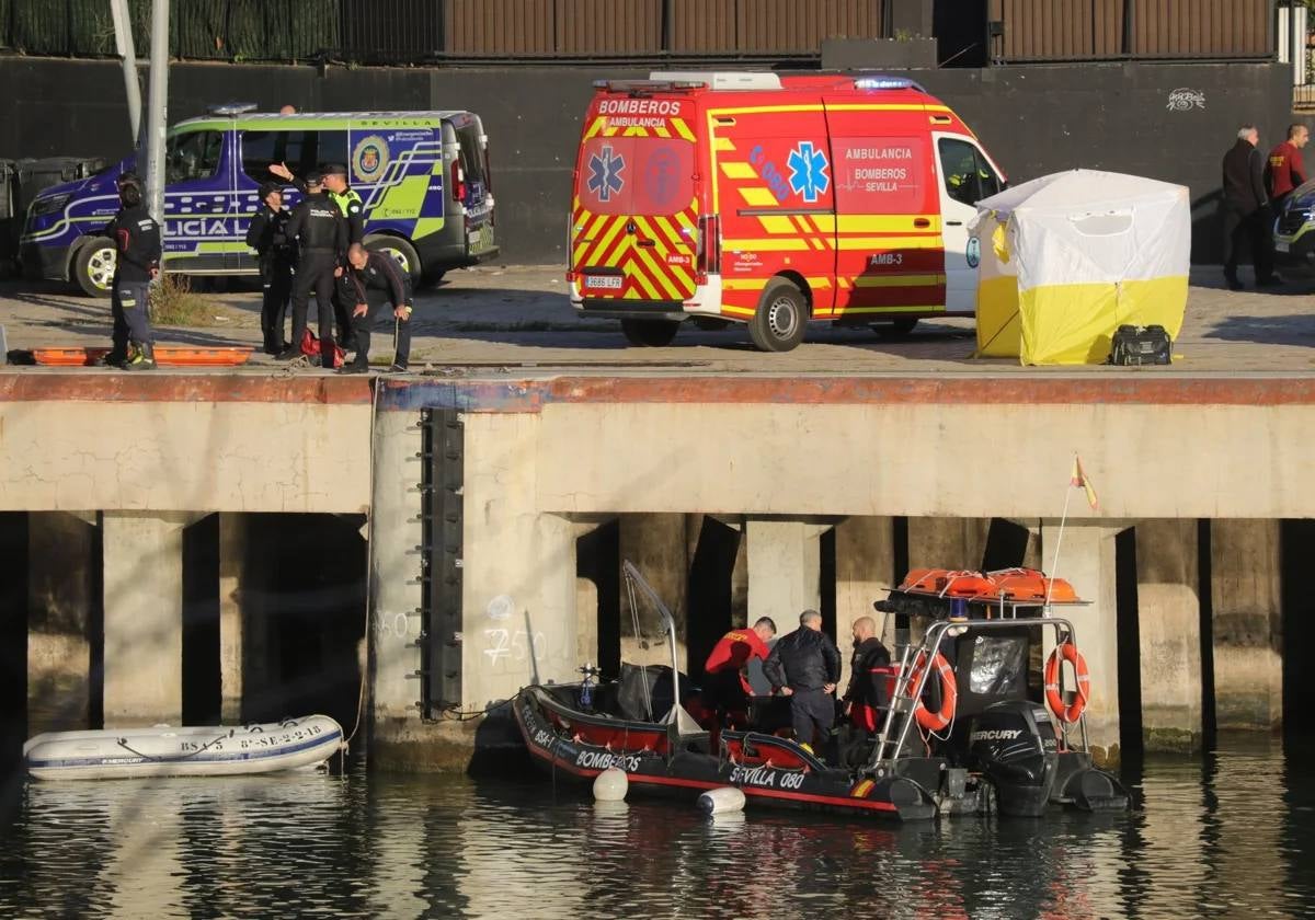 Policías locales y efectivos de Bomberos bregaron con ahínco para salvar la vida del mantero senegalés