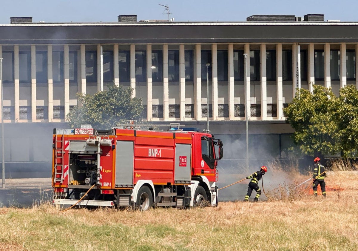 Dos bomberos trabajan en la extinción de un fuego en Camas el pasado lunes